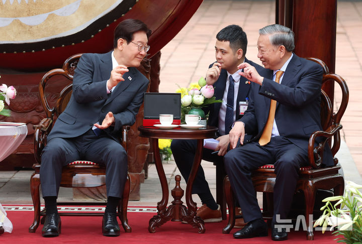 [하노이=뉴시스] 고범준 기자 = 이재명 대통령과 또 럼 당 베트남 당 서기장 겸 국가주석이 24일(현지 시간) 유네스코 세계 문화유산으로 등재된 하노이 탕롱황성을 방문해 전통 공연을 관람하며 대화하고 있다. 2026.04.24. bjko@newsis.com