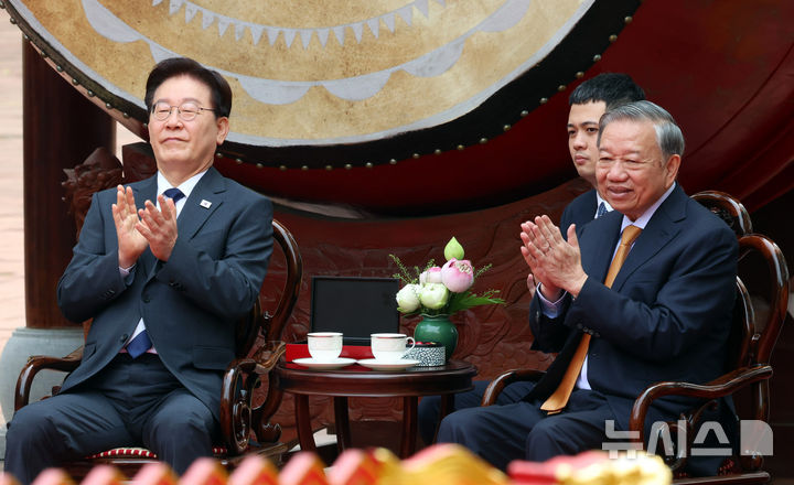 [하노이=뉴시스] 고범준 기자 = 이재명 대통령과 또 럼 당 베트남 당 서기장 겸 국가주석이 24일(현지 시간) 유네스코 세계 문화유산으로 등재된 하노이 탕롱황성을 방문해 전통 공연을 관람하며 박수를 치고 있다. 2026.04.24. bjko@newsis.com