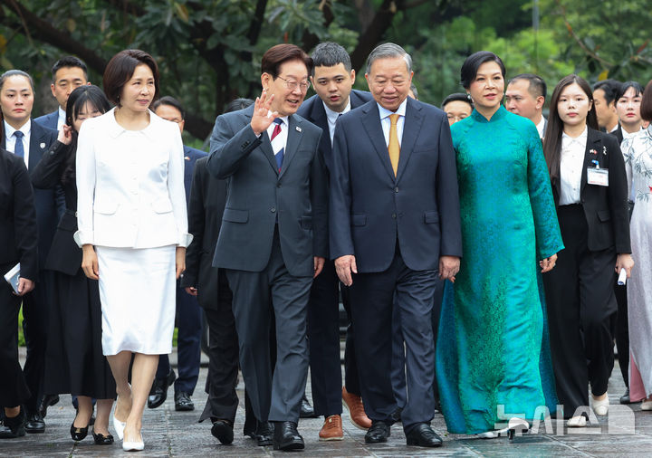 [하노이=뉴시스] 고범준 기자 = 이재명 대통령과 김혜경 여사가 24일(현지 시간) 유네스코 세계 문화유산으로 등재된 베트남 하노이 탕롱황성을 방문해 또 럼 당 서기장 겸 국가주석, 응오 프엉 리 여사와 탕롱황성을 둘러보고 있다. 2026.04.24. bjko@newsis.com