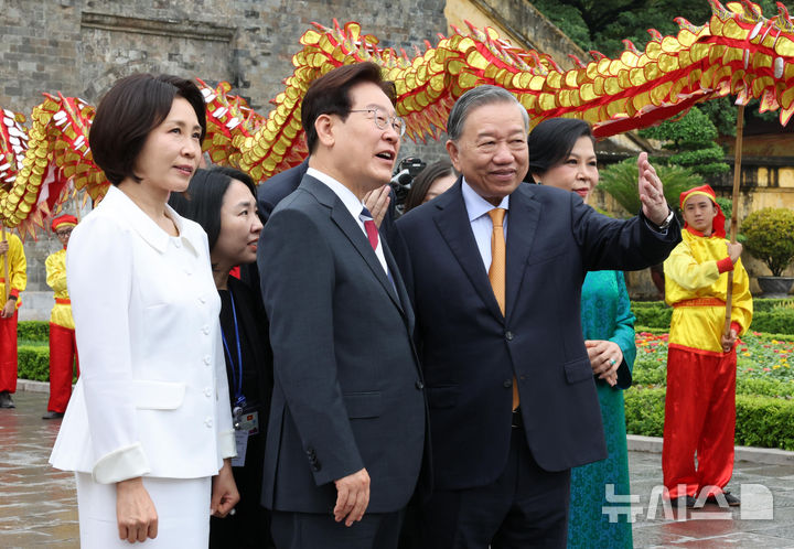 [하노이=뉴시스] 고범준 기자 = 이재명 대통령과 김혜경 여사가 24일(현지 시간) 유네스코 세계 문화유산으로 등재된 베트남 하노이 탕롱황성을 방문해 또 럼 당 서기장 겸 국가주석, 응오 프엉 리 여사와 기념촬영에 앞서 대화하고 있다. 2026.04.24. bjko@newsis.com
