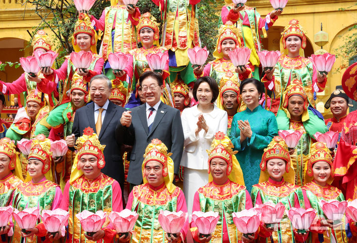 [하노이=뉴시스] 고범준 기자 = 이재명 대통령과 김혜경 여사가 24일(현지 시간) 유네스코 세계 문화유산으로 등재된 베트남 하노이 탕롱황성을 방문해 또 럼 당 서기장 겸 국가주석, 응오 프엉 리 여사와 전통 공연을 관람한 뒤 공연단과 함께 기념촬영을 하고 있다. 2026.04.24. bjko@newsis.com
