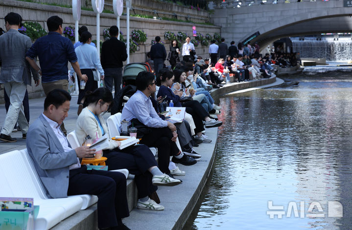 [서울=뉴시스] 조수정 기자 = 낮 최고기온 26도까지 오르며 초여름 날씨를 보인 24일 오후 서울 청계천에서 시민들이 서울야외도서관 '책읽는 맑은냇가'를 찾아 책을 읽으며 그늘에서 더위를 식히고 있다. 2026.04.24. chocrystal@newsis.com