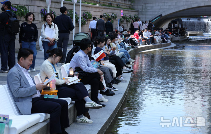 [서울=뉴시스] 조수정 기자 = 토요일인 25일은 전국이 대체로 맑은 가운데 중부지방과 경북권을 중심으로 대기가 매우 건조하겠다. 사진은 24일 오후 서울 청계천에서 시민들이 서울야외도서관 '책읽는 맑은냇가'를 찾아 책을 읽거나 산책을 하며 그늘에서 더위를 식히고 있는 모습. 2026.04.24. chocrystal@newsis.com
