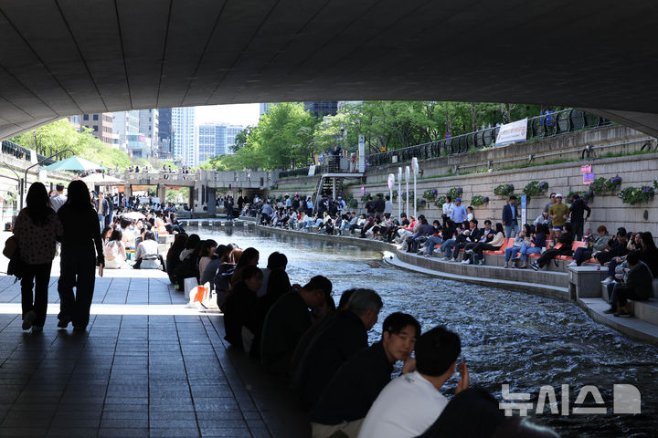 [서울=뉴시스] 조수정 기자 = 낮 최고기온 26도까지 오르며 초여름 날씨를 보인 지난달 24일 오후 서울 청계천에서 시민들이 서울야외도서관 '책읽는 맑은냇가'를 찾아 책을 읽거나 산책을 하며 그늘에서 더위를 식히고 있다. 2026.04.24. chocrystal@newsis.com