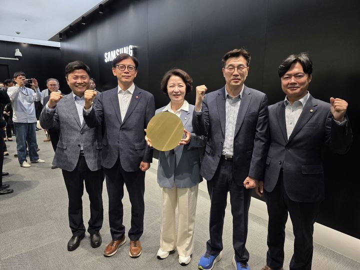 [서울=뉴시스] 고승민 기자 = 추미애(가운데) 더불어민주당 경기도지사 후보가 24일 경기 평택 삼성전자 평택캠퍼스를 방문, 참석자들과 기념촬영을 하고 있다. (사진=추미애 캠프 제공) 2026.04.24. photo@newsis.com *재판매 및 DB 금지