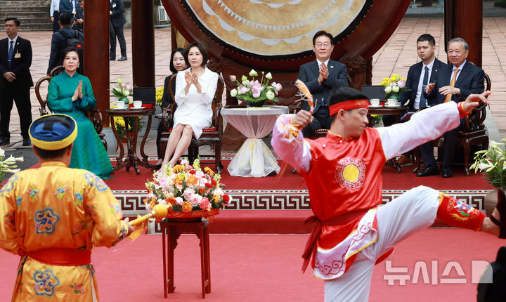 [하노이=뉴시스] 고범준 기자 = 이재명 대통령과 김혜경 여사가 24일(현지 시간) 유네스코 세계 문화유산으로 등재된 베트남 하노이 탕롱황성을 방문해 또 럼 당 서기장 겸 국가주석, 응오 프엉 리 여사와 전통 공연 관람을 하고 있다. 2026.04.24. bjko@newsis.com