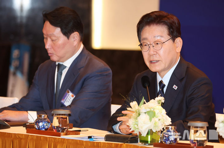 [하노이=뉴시스] 고범준 기자 = 이재명 대통령이 23일(현지 시간) 베트남 하노이 한 호텔에서 한-베트남 비즈니스 포럼에 앞서 열린 사전 간담회에서 발언하고 있다. 2026.04.23. bjko@newsis.com