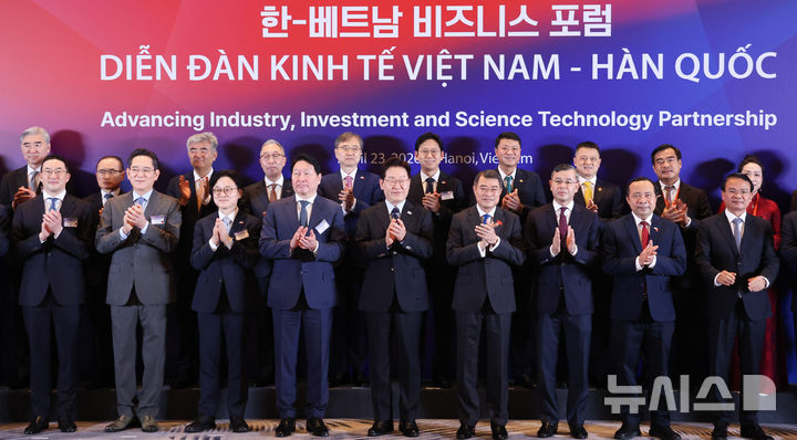 [하노이=뉴시스] 고범준 기자 = 이재명 대통령이 23일(현지 시간) 베트남 하노이 한 호텔에서 한-베트남 비즈니스 포럼에 앞서 열린 사전 간담회에서 참석자들과 기념촬영을 하고 있다. 2026.04.23. bjko@newsis.com