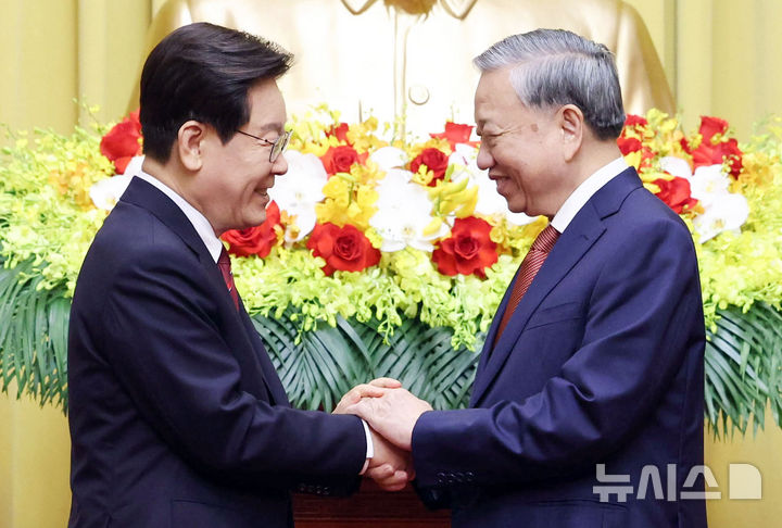 [하노이=뉴시스] 고범준 기자 = 이재명 대통령과 또 럼 베트남 당 서기장 겸 국가주석이 22일(현지 시간) 하노이 주석궁에서 한-베트남 공동언론발표 마친 뒤 악수하고 있다. 2026.04.22. bjko@newsis.com