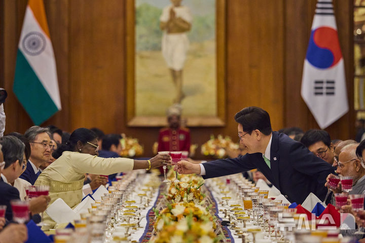 [뉴델리=뉴시스] 고범준 기자 = 이재명 대통령과 드라우파디 무르무 인도 대통령이 20일(현지 시간) 인도 뉴델리 라슈트라파티 바반 대통령궁에서 열린 국빈만찬에서 건배하고 있다. (공동취재) 2026.04.21. bjko@newsis.com