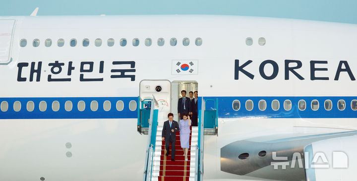 [하노이=뉴시스] 고범준 기자 = 베트남을 국빈 방문한 이재명 대통령과 김혜경 여사가 21일(현지 시간) 하노이 노이바이 국제공항에 도착해 공군 1호기에서 내리고 있다. 2026.04.21. bjko@newsis.com