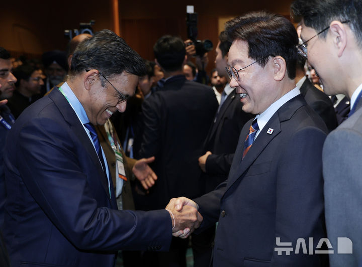 [뉴델리=뉴시스] 고범준 기자 = 이재명 대통령이 20일(현지 시간) 인도 뉴델리 바랏 만다팜 센터에서 열린 한-인도 비즈니스 포럼을 마치고 인도 기업인들과 인사를 하고 있다. 2026.04.20. bjko@newsis.com