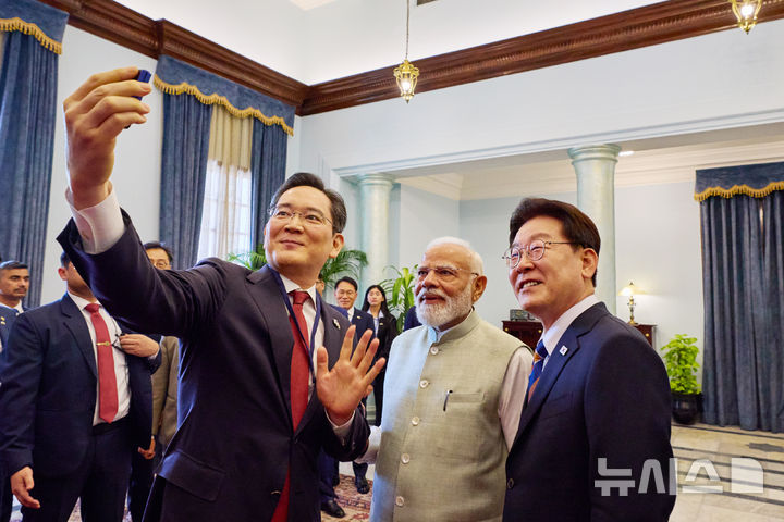 [뉴델리=뉴시스] 고범준 기자 = 인도를 국빈 방문 중인 이재명 대통령과 이재용 삼성전자 회장이 20일 뉴델리 영빈관 하이데라바드 하우스에서 열린 나렌드라 모디 총리 주최 오찬 및 한-인도 경제인 대화에서 모디 총리와 함께 인도 노이다 공장에서 생산한 갤럭시Z플립7으로 셀카를 찍고 있다. (공동취재) 2026.04.20. bjko@newsis.com
