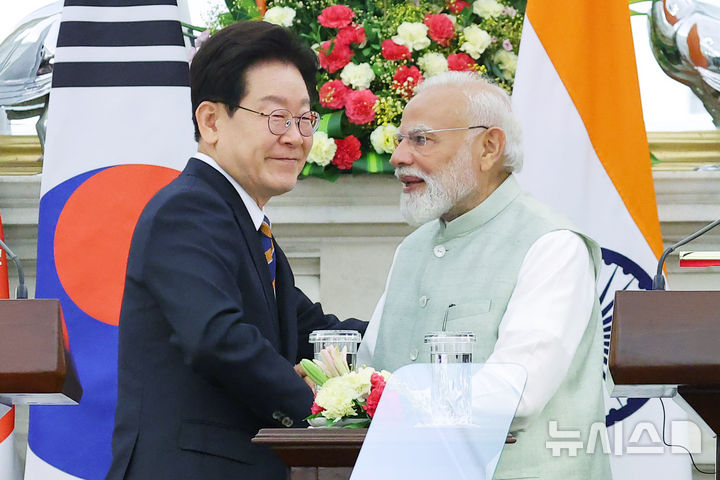 [뉴델리=뉴시스] 고범준 기자 = 이재명 대통령과 나렌드라 모디 인도 총리가 20일(현지 시간) 뉴델리 영빈관 하이데라바드 하우스에서 공동언론발표를 마친 뒤 악수하고 있다. 2026.04.20. bjko@newsis.com