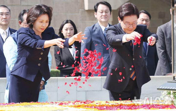 [뉴델리=뉴시스] 고범준 기자 = 인도를 국빈 방문 중인 이재명 대통령과 김혜경 여사가 20일(현지 시간) 뉴델리 간디추모공원 라즈가트를 방문해 묘단 위에 꽃잎을 뿌리고 있다. 2026.04.20. bjko@newsis.com