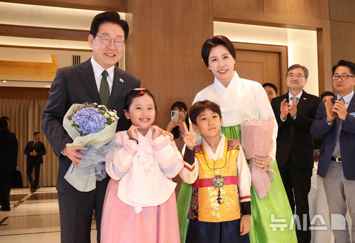 [뉴델리=뉴시스] 고범준 기자 = 인도를 국빈 방문 중인 이재명 대통령과 김혜경 여사가 19일(현지 시간) 뉴델리 한 호텔에서 열린 동포 만찬 간담회에서 화동과 기념촬영을 하고 있다. 2026.04.19. bjko@newsis.com