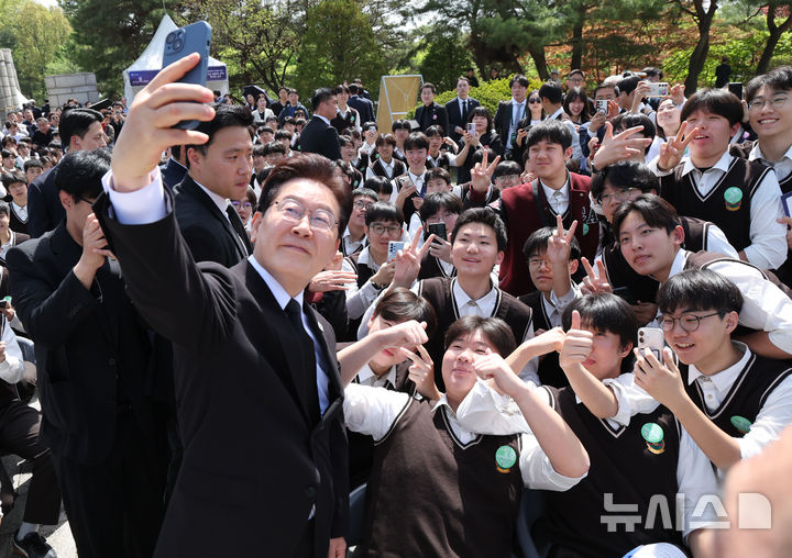 [서울=뉴시스] 최동준 기자 = 이재명 대통령이 19일 서울 강북구 국립4·19민주묘지에서 열린 제66주년 4·19 혁명 기념식에서 학생들과 셀카를 찍고 있다. 2026.04.19. photocdj@newsis.com