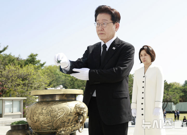 [서울=뉴시스] 최동준 기자 = 이재명 대통령이 19일 서울 강북구 국립4·19민주묘지에서 열린 제66주년 4·19 혁명 기념식에서 헌화를 후 분향하고 있다. 2026.04.19. photocdj@newsis.com