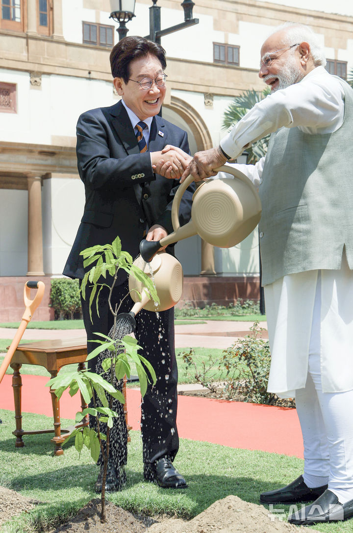 [뉴델리=뉴시스] 고범준 기자 = 인도를 국빈 방문 중인 이재명 대통령이 20일(현지 시간) 뉴델리 영빈관 하이데라바드 중앙공원에서 나렌드라 모디 총리와 아소카나무(ashoka tree) 공동식수를 하며 악수하고 있다. 2026.04.20. bjko@newsis.com