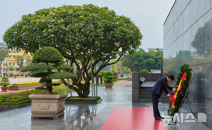 [하노이=뉴시스] 고범준 기자 = 이재명 대통령이 22일(현지 시간) 베트남 하노이 호치민 묘소를 방문해 헌화하고 있다. (공동취재) 2026.04.23. bjko@newsis.com