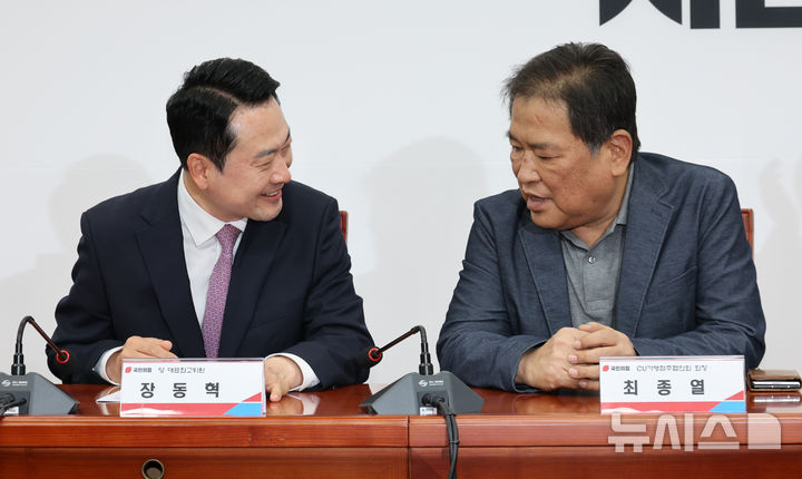 [서울=뉴시스] 김금보 기자 = 장동혁 국민의힘 대표가 24일 오후 서울 여의도 국회에서 최종열 CU가맹점주협의회 회장과 대화하고 있다. 2026.04.24. kgb@newsis.com