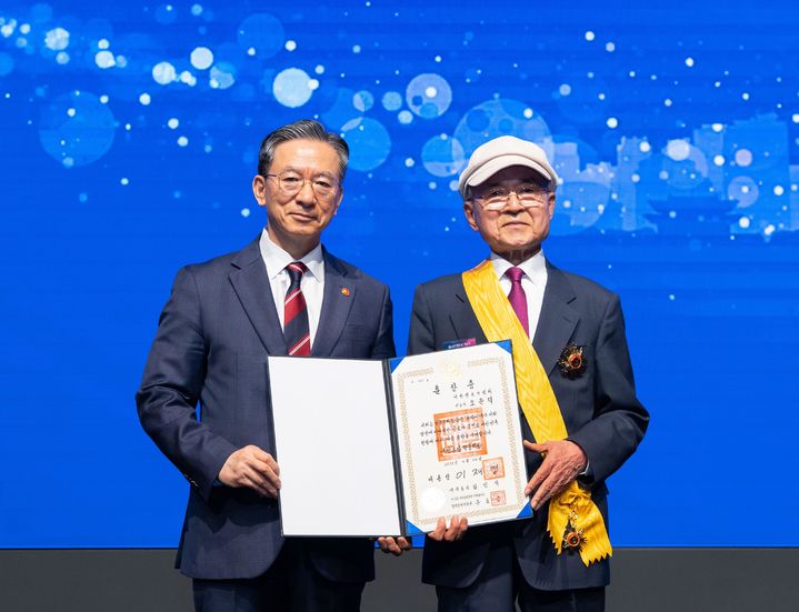 [서울=뉴시스] 정성호 법무부 장관이 24일 서울 양재동 엘타워에서 열린 '제63회 법의 날 기념식'에서 오윤덕 변호사에 국민훈장 무궁화장을 수여한 뒤 기념촬영 하고 있다. (사진=법무부 제공) 2026.04.24. photo@newsis.com *재판매 및 DB 금지