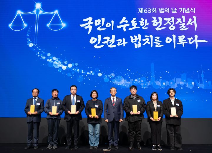 [서울=뉴시스] 제63회 법의 날을 맞아 정부가 법치주의 확립, 인권옹호와 사회정의 실현에 기여한 이들에게 훈장 등 포상을 수여했다. 사진은 정성호 법무부 장관이 지난달 24일 서울 양재동 엘타워에서 열린 '제63회 법의 날 기념식'에서 정부포상 수상자와 기념촬영 하고 있다. (사진=법무부 제공) 2026.05.04. photo@newsis.com *재판매 및 DB 금지