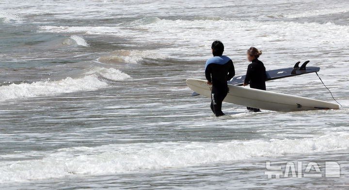  [부산=뉴시스] 하경민 기자 = 포근한 날씨를 보인 24일 부산 해운대구 송정해수욕장에서 서퍼들이 높은 파도를 즐기고 있다. 2026.04.24. yulnetphoto@newsis.com