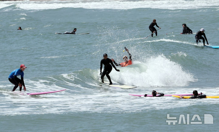 [부산=뉴시스] 하경민 기자 = 포근한 날씨를 보인 24일 부산 해운대구 송정해수욕장에서 서퍼들이 높은 파도를 즐기고 있다. 2026.04.24. yulnetphoto@newsis.com