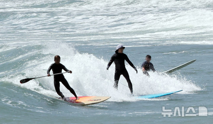  [부산=뉴시스] 하경민 기자 = 포근한 날씨를 보인 24일 부산 해운대구 송정해수욕장에서 서퍼들이 높은 파도를 즐기고 있다. 2026.04.24. yulnetphoto@newsis.com