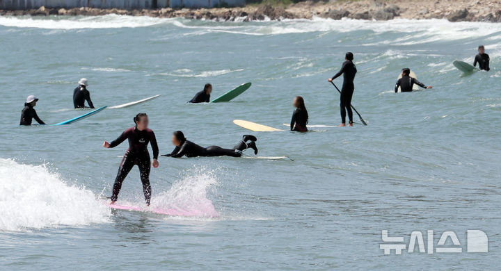  [부산=뉴시스] 하경민 기자 = 포근한 날씨를 보인 24일 부산 해운대구 송정해수욕장에서 서퍼들이 높은 파도를 즐기고 있다. 2026.04.24. yulnetphoto@newsis.com