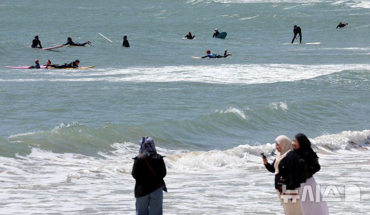  [부산=뉴시스] 하경민 기자 = 포근한 날씨를 보인 24일 부산 해운대구 송정해수욕장에서 외국인 관광객들이 기념사진을 찍고 있다. 2026.04.24. yulnetphoto@newsis.com