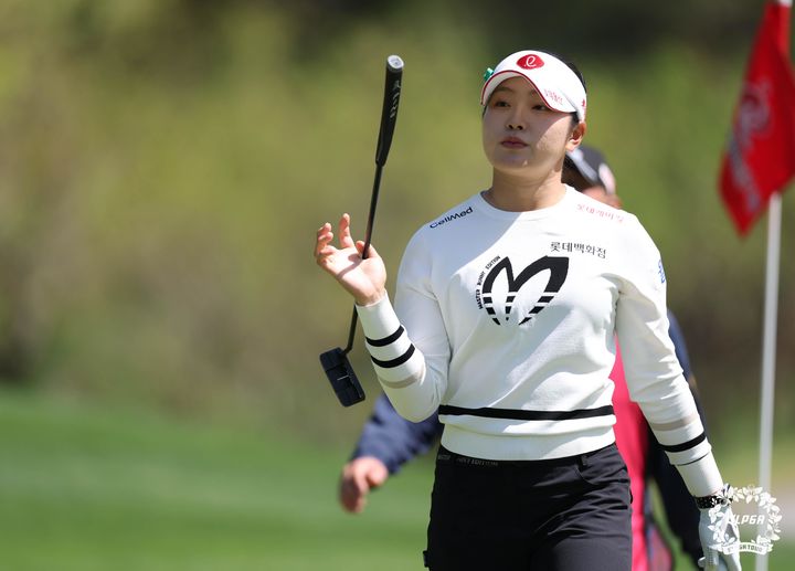 [서울=뉴시스] 24일 충북 충주 킹스데일GC에서 열린 덕신 EPC 챔피언십 1라운드 1번홀에서 유현조가 파세이브 후 홀아웃 하고 있다. (사진=KLPGA 제공) 2026.04.24. photo@newsis.com *재판매 및 DB 금지