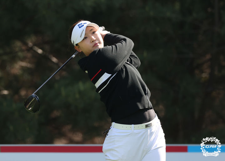 [서울=뉴시스] 24일 충북 충주 킹스데일GC에서 열린 덕신 EPC 챔피언십 1라운드 11번홀에서 김민솔이 티샷을 하고 있다. (사진=KLPGA 제공) 2026.04.24. photo@newsis.com *재판매 및 DB 금지