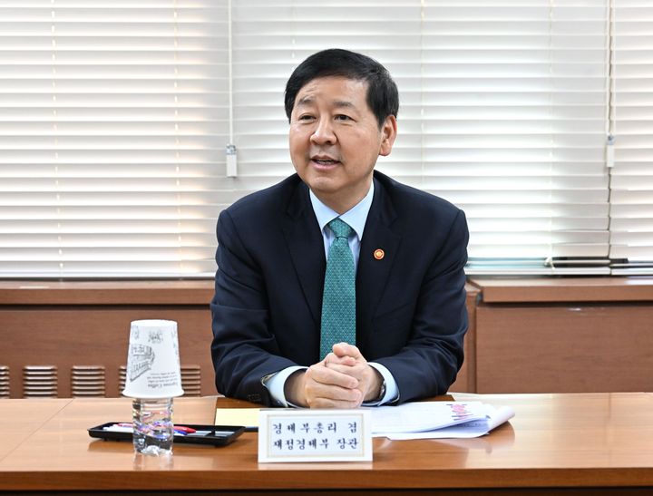 [서울=뉴시스] 구윤철 부총리 겸 재정경제부 장관이 24일 서울 종로구 정부서울청사에서 열린 주요기업 사장단 간담회에서 인사말을 하고 있다. (사진=재정경제부 제공) 2026.04.24. photo@newsis.com *재판매 및 DB 금지