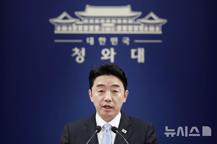 [서울=뉴시스] 최동준 기자 = 강훈식 비서실장이 24일 청와대에서 비상경제 상황 관련 브리핑을 하고 있다. 2026.04.24. photocdj@newsis.com