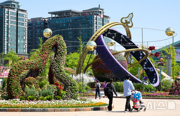 [고양=뉴시스] 황준선 기자 = 24일 경기 고양시 일산호수공원에서 개막한 2026 고양국제꽃박람회를 찾은 관람객들이 꽃을 관람하고 있다.  2026.04.24. hwang@newsis.com