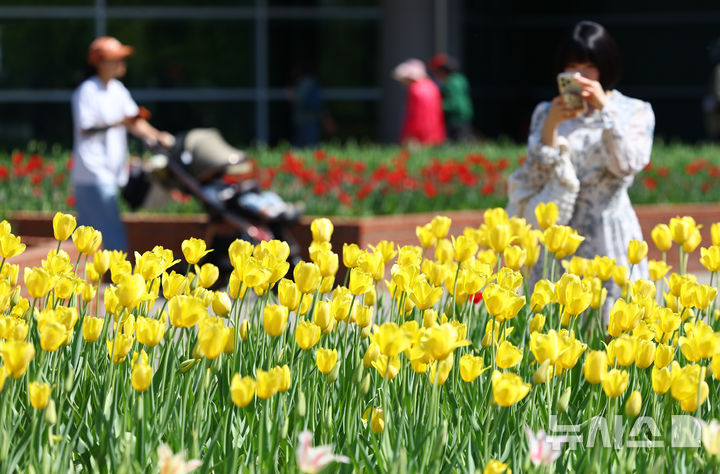 [고양=뉴시스] 황준선 기자 = 24일 경기 고양시 일산호수공원에서 개막한 2026 고양국제꽃박람회를 찾은 관람객들이 꽃을 관람하고 있다.  2026.04.24. hwang@newsis.com
