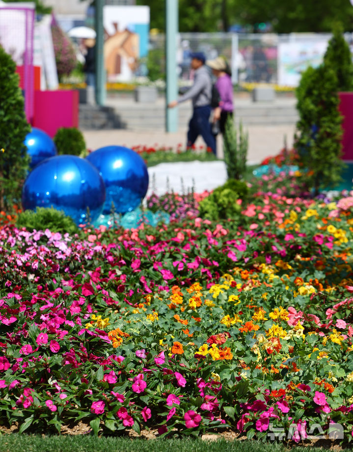 [고양=뉴시스] 황준선 기자 = 24일 경기 고양시 일산호수공원에서 개막한 2026 고양국제꽃박람회를 찾은 관람객들이 꽃을 관람하고 있다.  2026.04.24. hwang@newsis.com