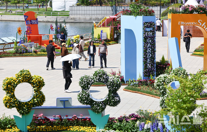 [고양=뉴시스] 황준선 기자 = 24일 경기 고양시 일산호수공원에서 개막한 2026 고양국제꽃박람회를 찾은 관람객들이 꽃을 관람하고 있다.  2026.04.24. hwang@newsis.com
