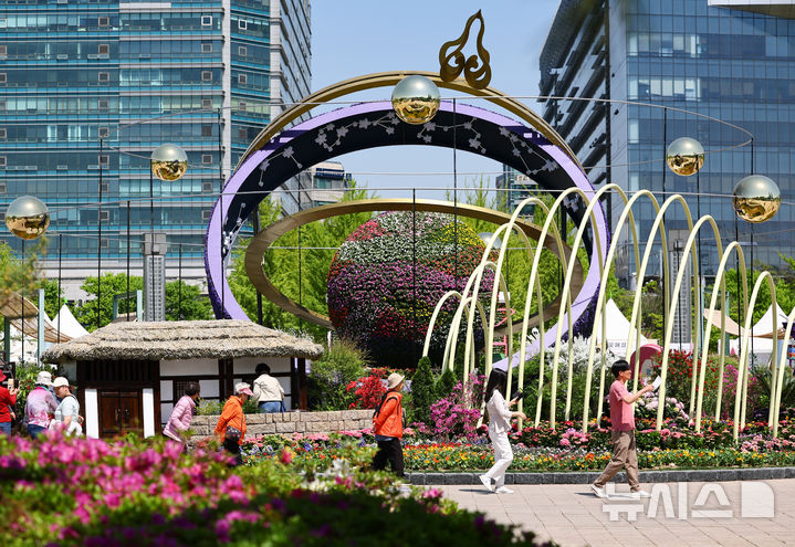 [고양=뉴시스] 황준선 기자 = 24일 경기 고양시 일산호수공원에서 개막한 2026 고양국제꽃박람회를 찾은 관람객들이 꽃을 관람하고 있다.  2026.04.24. hwang@newsis.com
