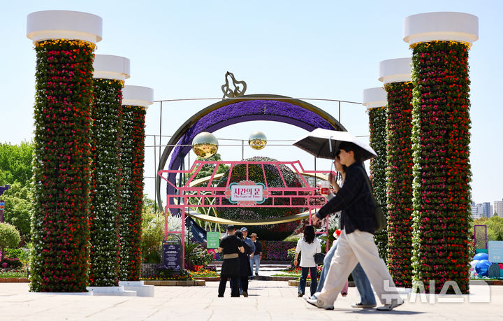 [고양=뉴시스] 황준선 기자 = 24일 경기 고양시 일산호수공원에서 개막한 2026 고양국제꽃박람회를 찾은 관람객들이 꽃을 관람하고 있다.  2026.04.24. hwang@newsis.com