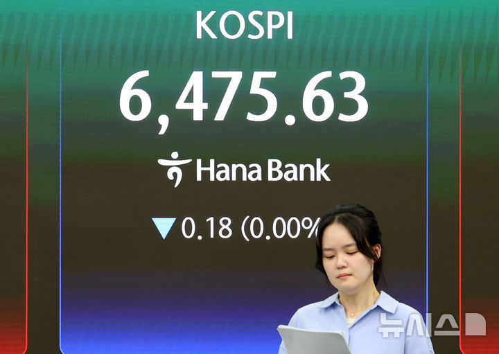 [서울=뉴시스] 이영환 기자 = 코스피가 전 거래일(6475.81)보다 0.18포인트(0.00%) 내린 6475.63에 마감한 24일 오후 서울 중구 하나은행 딜링룸 전광판에 종가가 표시되어 있다. 코스닥 지수는 전 거래일(1174.31)보다 29.53포인트(2.51%) 상승한 1203.84, 서울 외환시장에서 원·달러 환율은 전 거래일(1481.0원)보다 3.5원 오른 1484.5원에 주간 거래를 마감했다. 2026.04.24. 20hwan@newsis.com