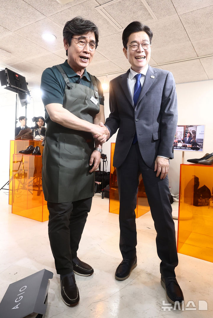 [서울=뉴시스] 김혜진 기자 = 정원오 더불어민주당 서울시장 후보가 24일 오후 서울 성동구 언더스탠드에비뉴에 마련된 청각장애인 수제화 브랜드 '아지오' 매장 오픈 행사에 참석해 신발을 직접 신어보고 있다. (공동취재) 2026.04.24. photo@newsis.com