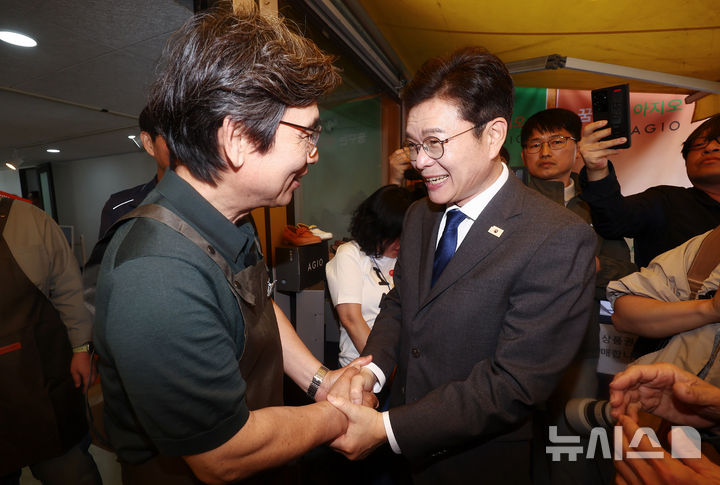 [서울=뉴시스] 김혜진 기자 = 정원오 더불어민주당 서울시장 후보가 24일 오후 서울 성동구 언더스탠드에비뉴에 마련된 청각장애인 수제화 브랜드 '아지오' 매장 오픈 행사에 참석해 일일 아르바이트생으로 나선 유시민 작가와 인사하고 있다. (공동취재) 2026.04.24. photo@newsis.com