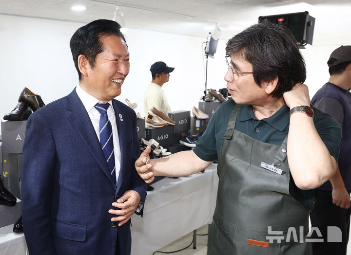 [서울=뉴시스] 김혜진 기자 = 정청래 더불어민주당 대표가 24일 오후 서울 성동구 언더스탠드에비뉴에 마련된 청각장애인 수제화 브랜드 '아지오' 매장 오픈 행사에 참석해 유시민 작가와 인사하고 있다. (공동취재) 2026.04.24. photo@newsis.com