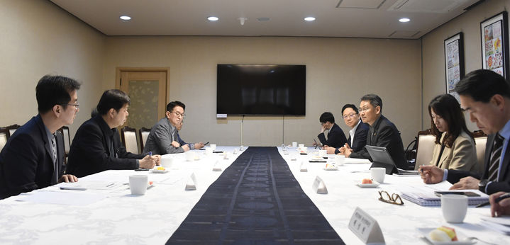 [서울=뉴시스] 허장 재정경제부 차관이 24일 서울 종로구 정부서울청사에서 대외경제정책방향 관련 간담회를 주재하고 있다. (사진=재정경제부 제공) 2026.04.24. photo@newsis.com *재판매 및 DB 금지