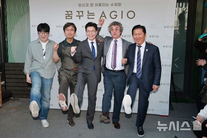 [서울=뉴시스] 김혜진 기자 = 정청래 더불어민주당 대표와 정원오 더불어민주당 서울시장 후보가 24일 서울 성동구 사회적 협동조합 '아지오'에 방문해 토크 프로그램 촬영을 마치고 기념 촬영하고 있다. 왼쪽부터 탁현민 전 청와대 의전비서관, 유시민 작가, 정원오 후보, 유석영 아지오 대표, 정청래 대표. (공동취재) 2026.04.24. photo@newsis.com