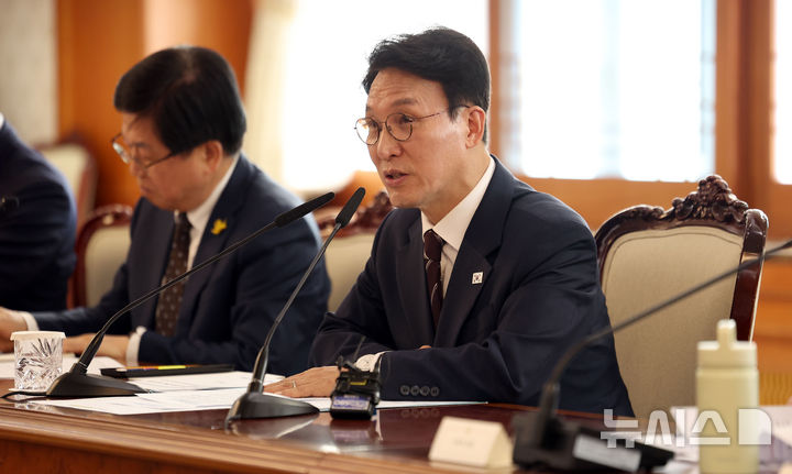 [서울=뉴시스] 김선웅 기자 = 김민석 국무총리가 24일 서울 종로구 정부서울청사에서 열린 인공지능(AI) 교육 관계장관회의에서 모두발언을 하고 있다. 2026.04.24. mangusta@newsis.com