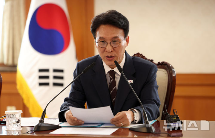 [서울=뉴시스] 김선웅 기자 = 김민석 국무총리가 24일 서울 종로구 정부서울청사에서 열린 인공지능(AI) 교육 관계장관회의에서 모두발언을 하고 있다. 2026.04.24. mangusta@newsis.com